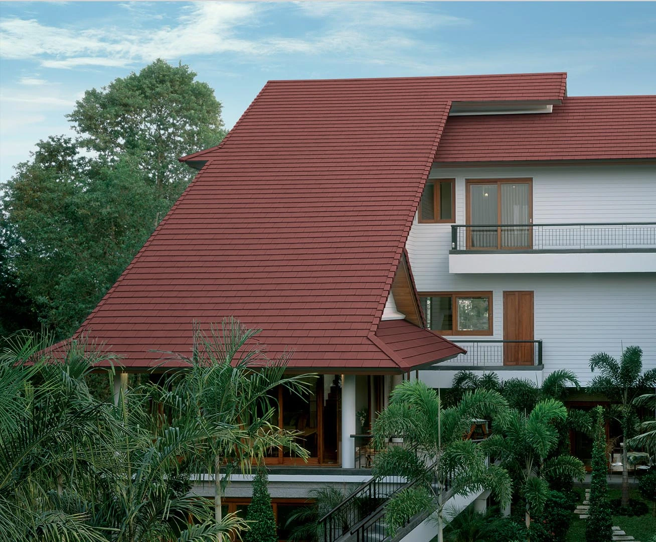 กระเบื้องผืนหลังคาคอนกรีต เอสซีจี รุ่น นิวสไตล์ โมเดิร์น สีแดงฟลอริด บ้าน